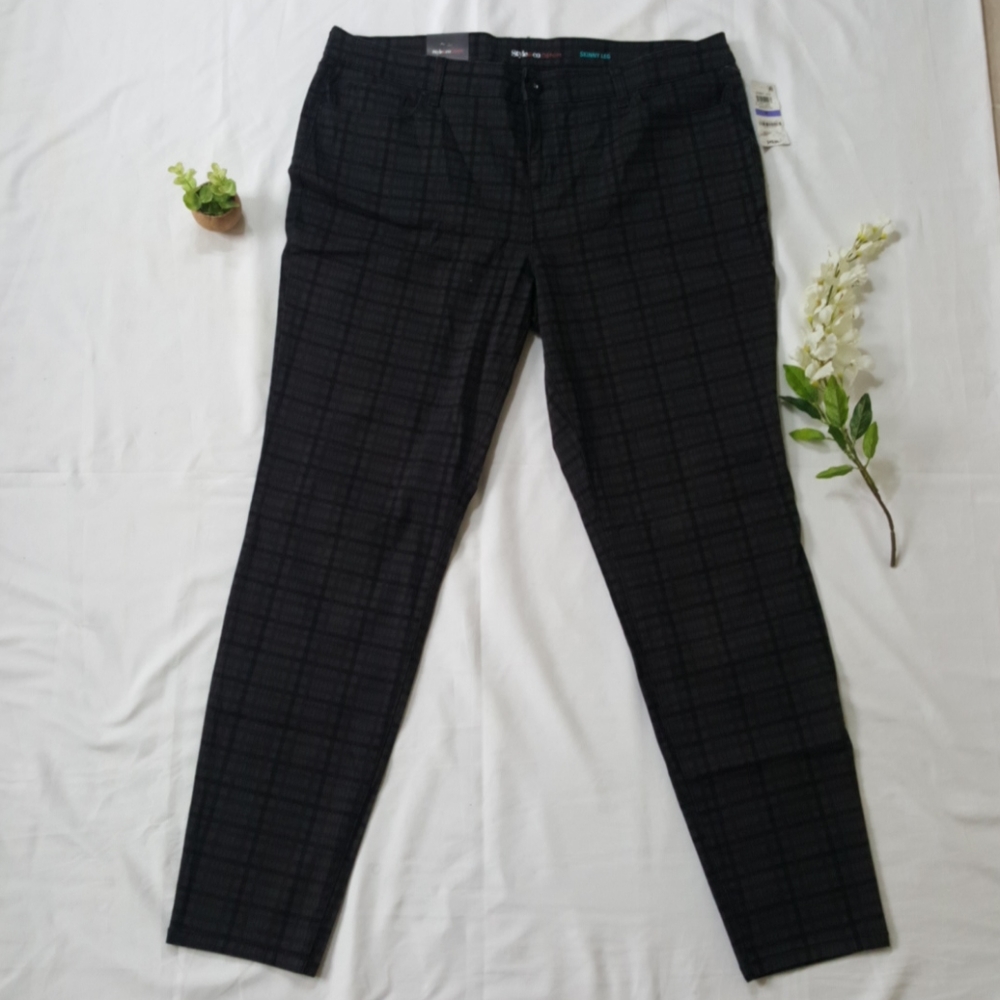 STYLE & CO SKINNY LEG CURVY FIT SIZE: 18